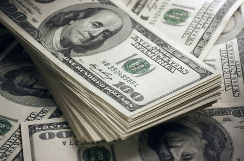 Минимум с 2022 года: россияне активно избавляются от наличных сбережений в долларах Минимум с 2022 года: россияне активно избавляются от наличных сбережений в долларах